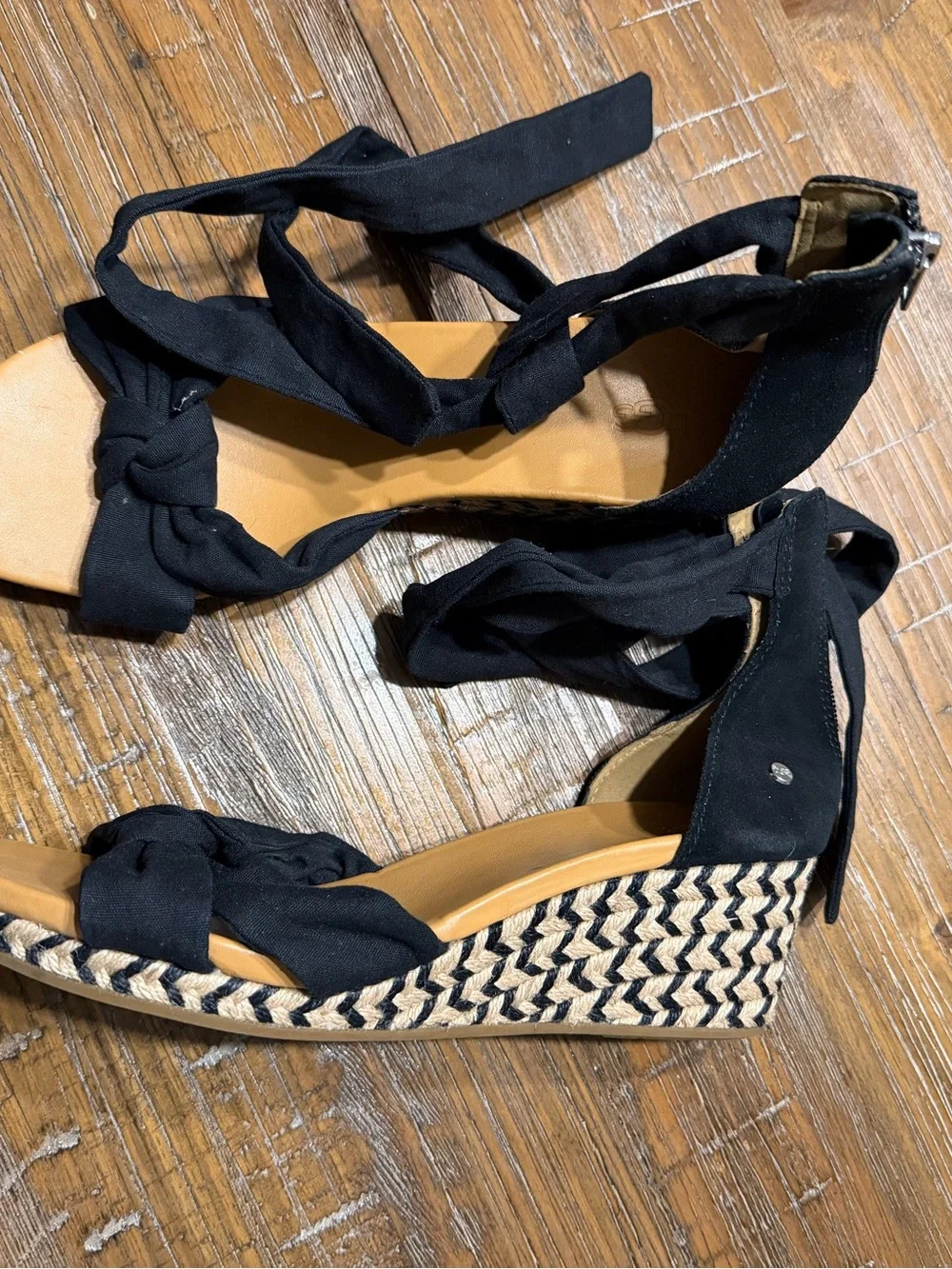 Ugg Yarrow Espadrilles Wedge Sandals Black Canvas & Leather Women’s sz 11